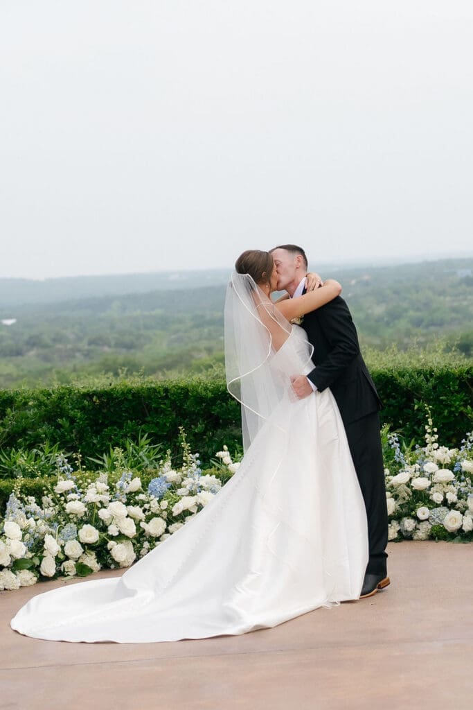 Blue and white wedding ceremony florals by Canyon Lake HS Floral at Canyonwood Ridge